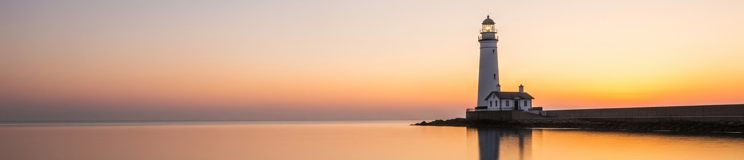 Leuchtturm bei Sonnenuntergang